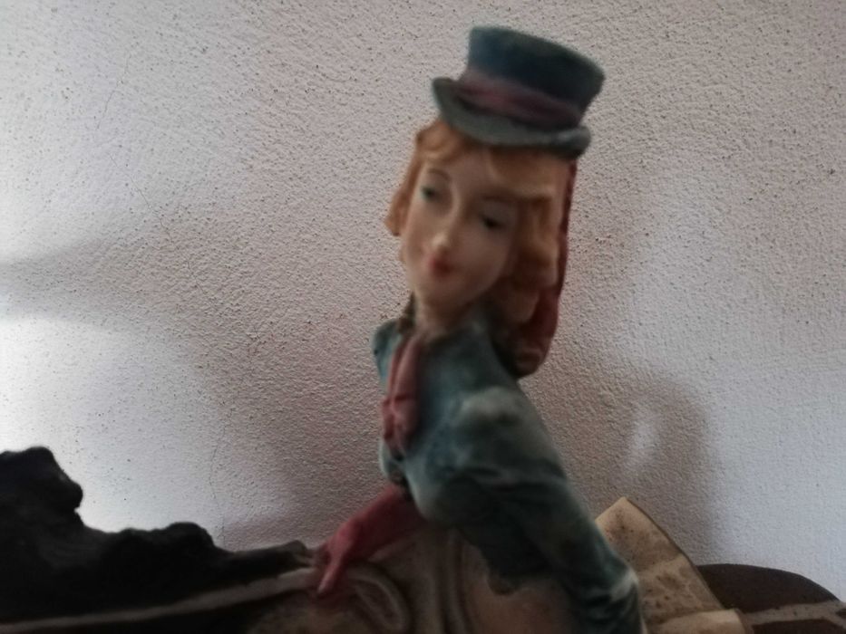 Estatueta com base de madeira