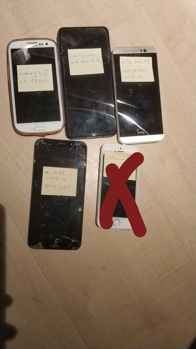 Zestaw 4 szt. uszkodzonych telefonów