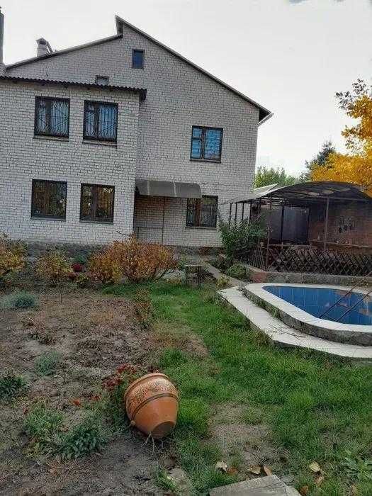 У продажу будинок на два поверхи