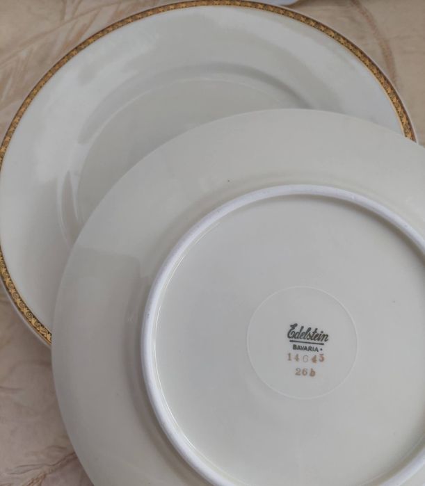 Edelstein, trzy talerze śniadaniowe. Porcelana ecru, rancik zdobiony s