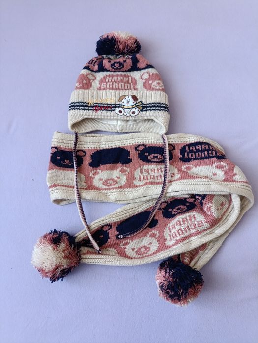 Тепла шапка з шарфом.