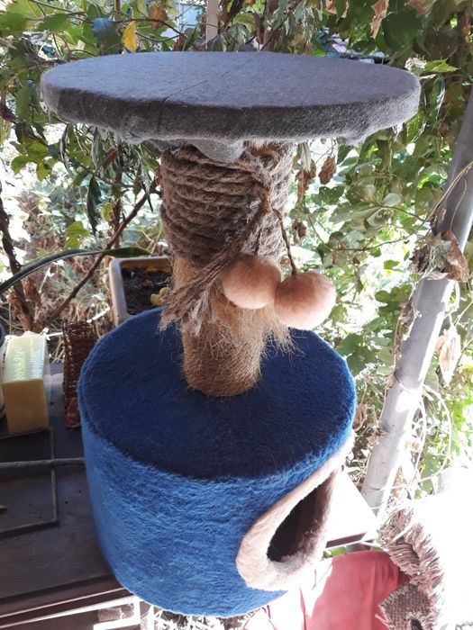 Домик-когтеточка для котиков