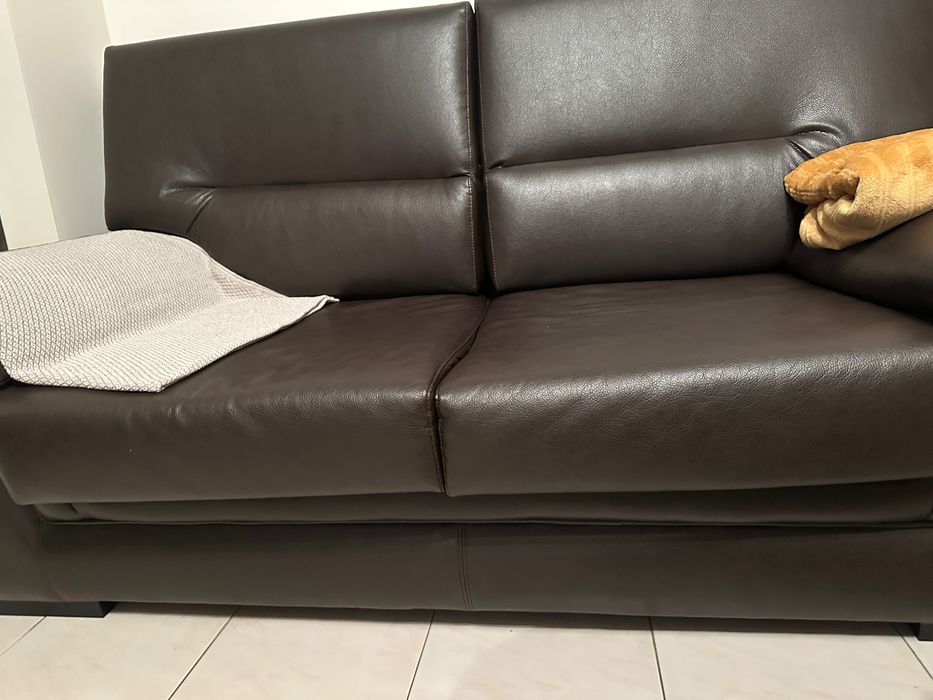 2 Sofás castanho escuro 190€