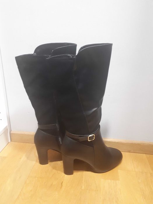 Nowe eleganckie kozaki na obcasie