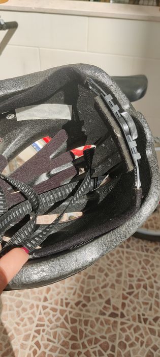 Bicicleta jovens com capacete