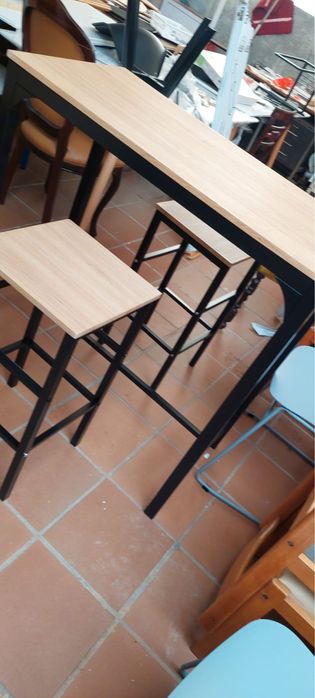 Mesa alta com bancos