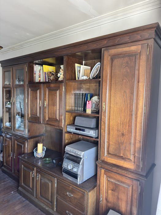 Estante de sala grande em madeira com vitrine e arrumação