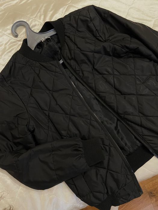 Бомбер жіночий, чорного кольору