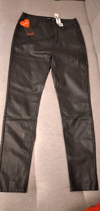 Spodnie woskowane "skórzane"a'la skóra 40 L czarne nowe z metką