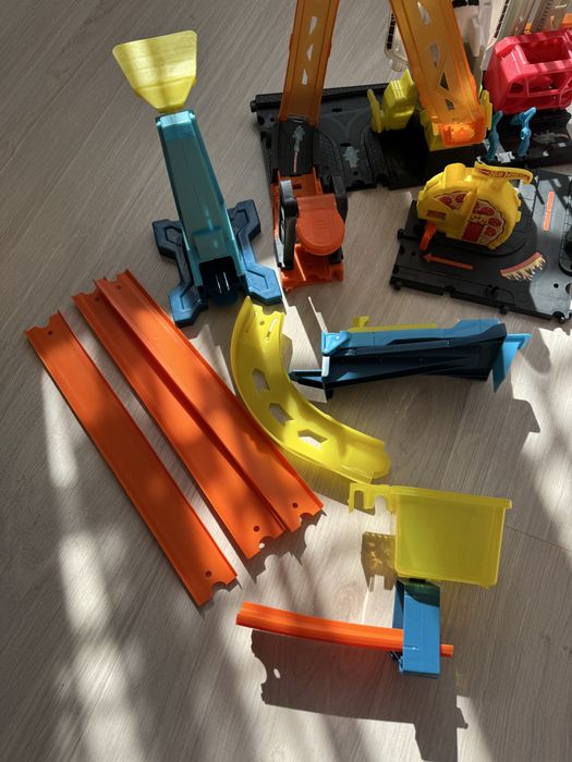 Hot Wheels трек.