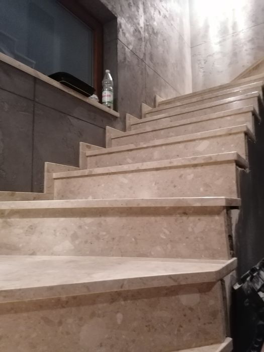 Schody parapety z kamienia granitu marmuru lub konglomeratu