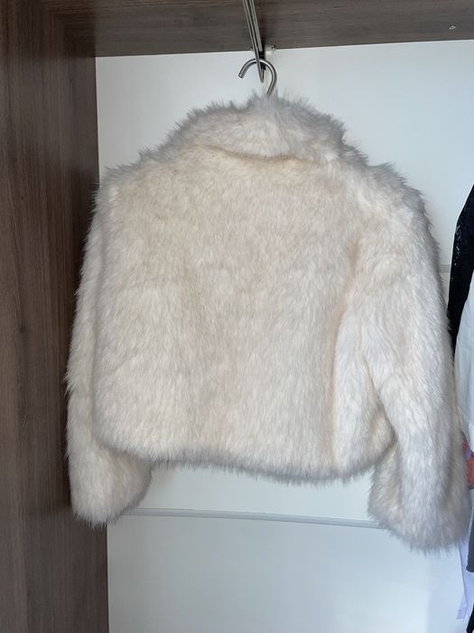 Ніжна біла шубка