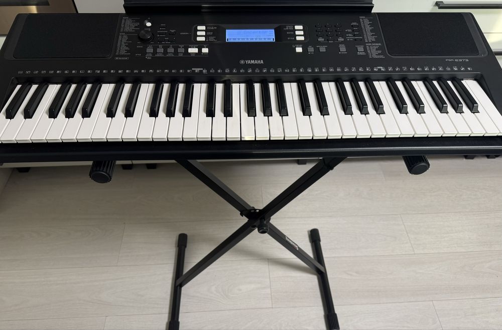 Синтезатор Yamaha PSR-E373 + стійка клавішна, блок живлення.