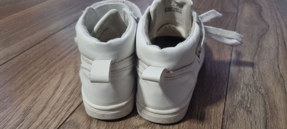Białe wysokie sportowe buty r. 31