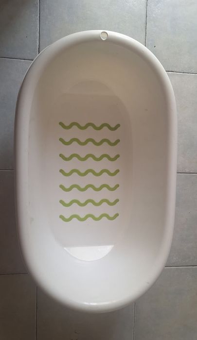 Banheira de bebé branca e verde