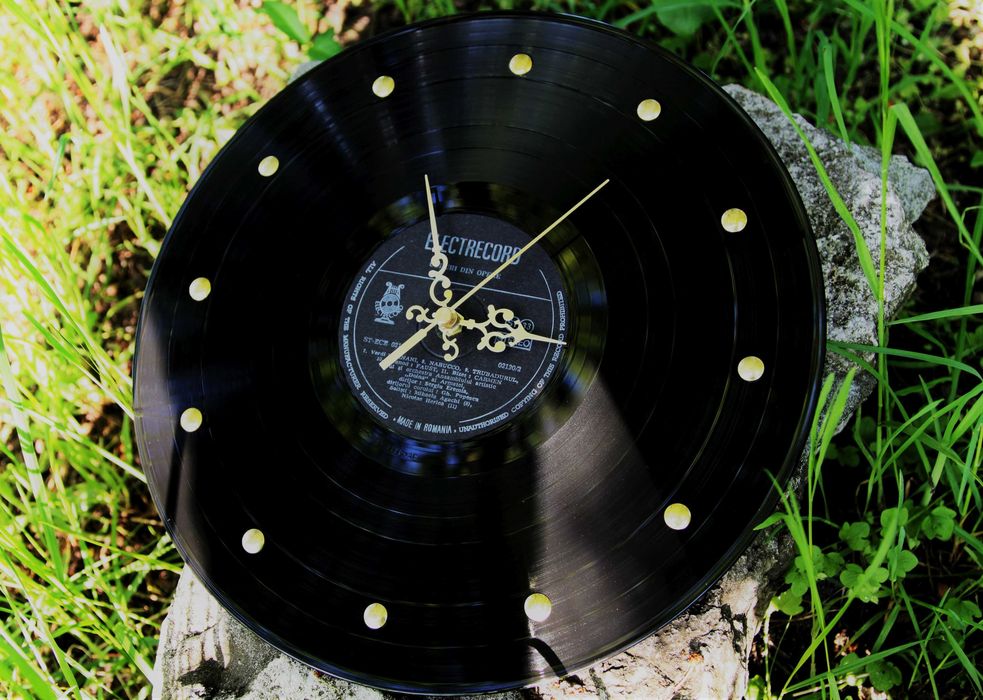 Zegar ścienny płyta winylowa ze złotymi wskazówkami, prawdziwy winyl