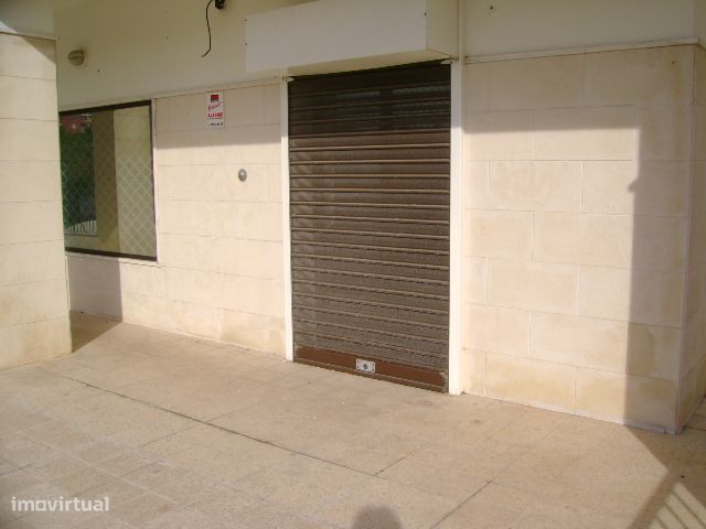 Loja ou Escritório para arredamento em Carnaxide. Vista Desafogada.
