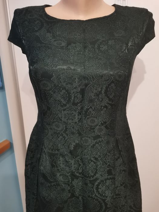 Wizytowa sukienka damska Mohito rozm 36, wytłaczany wzór,ciemna zieleń