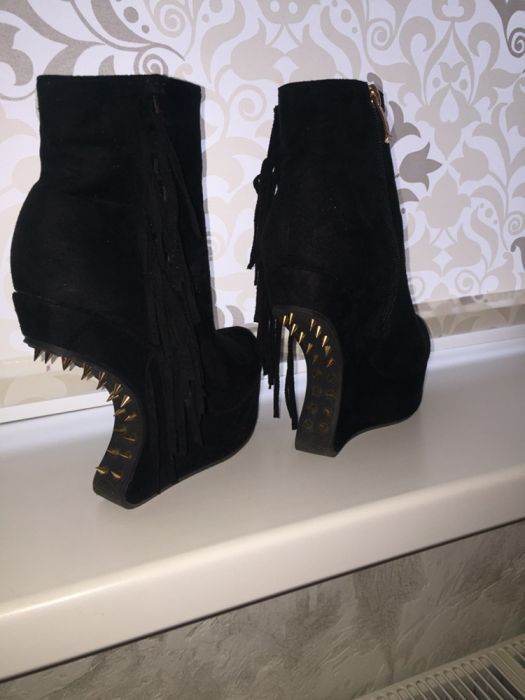 продам ботильоны без каблука на платформе с шипами