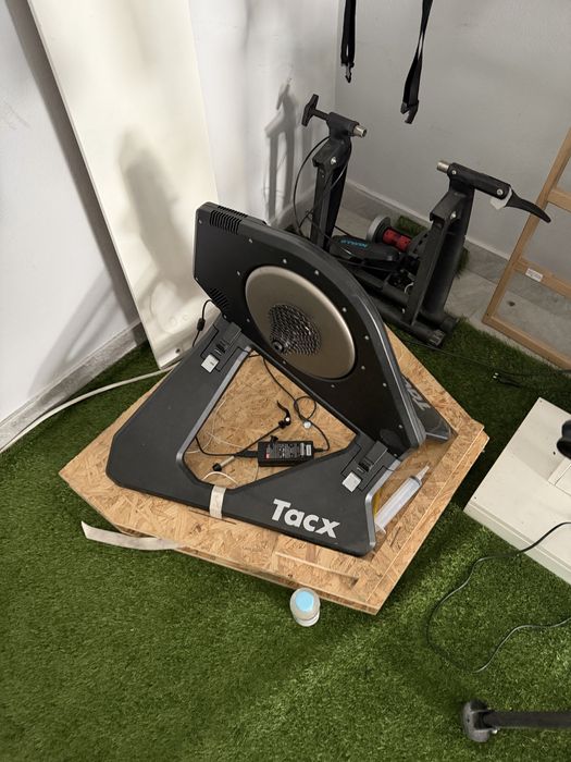 Rolo Tacx Neo Smart Trainer em excelente estado de funcionamento.