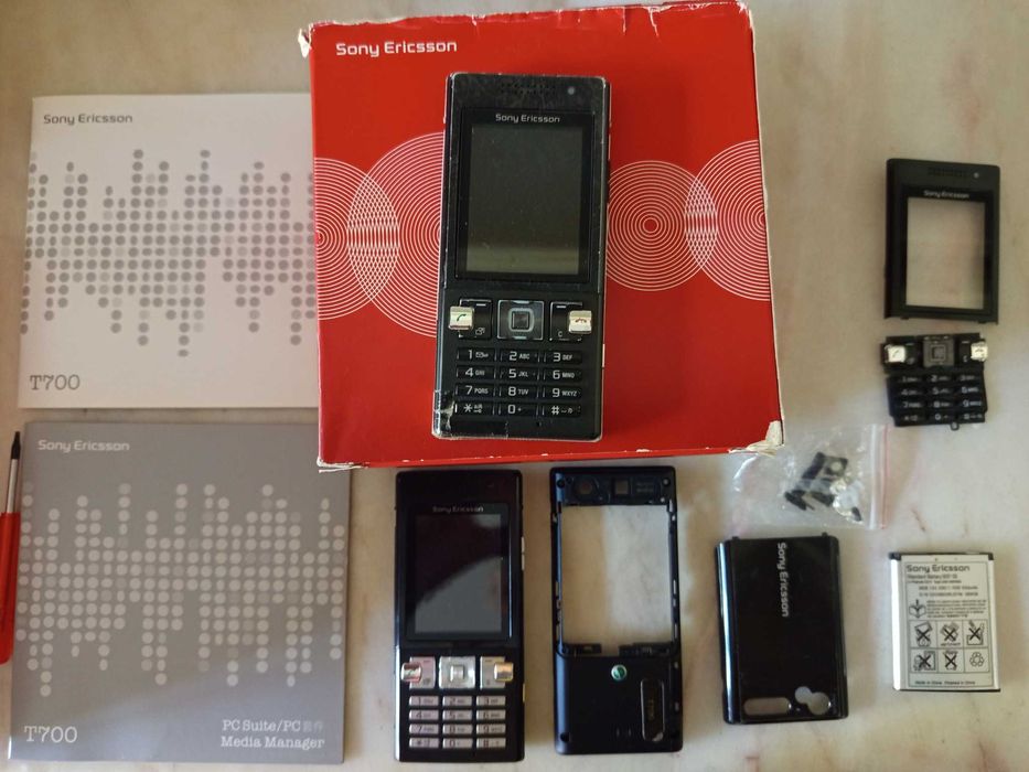 Telemóvel Sony Ericsson T700 com colunas e auriculares.  Novo.