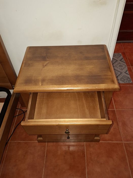 Cama de Solteiro e Mesa de Cabeceira