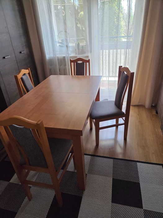 Stół z 4 krzesłami