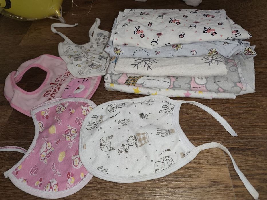 Пеленки и слюнявчики. Цена за всё.