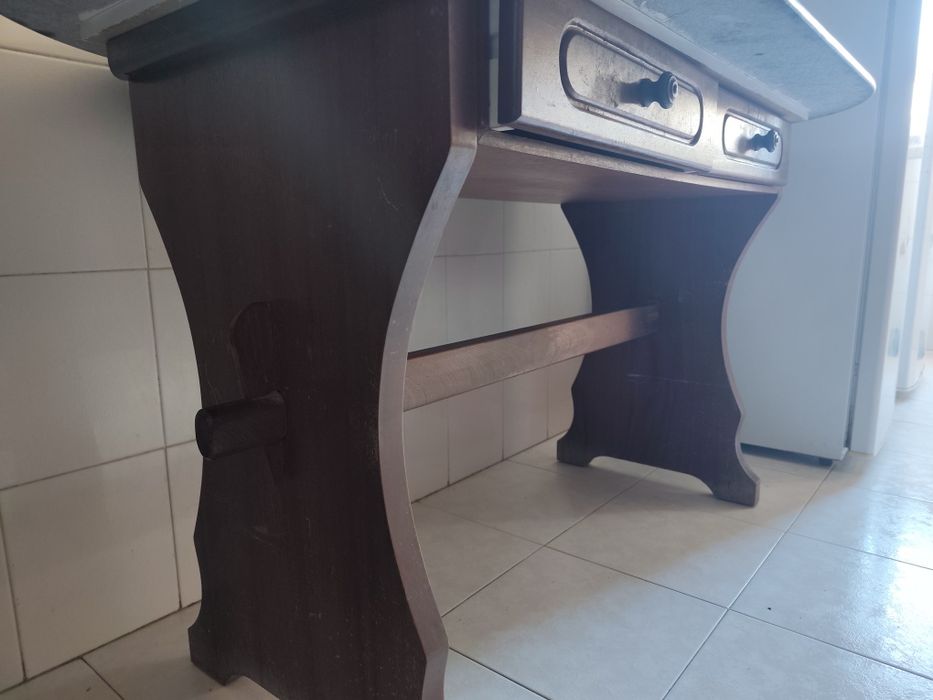 Mesa de cozinha com tampo de mármore para dar