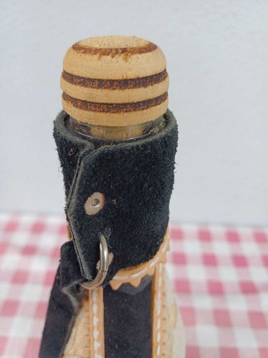 Cantil / Garrafa na forma Pata Cavalo, revestida