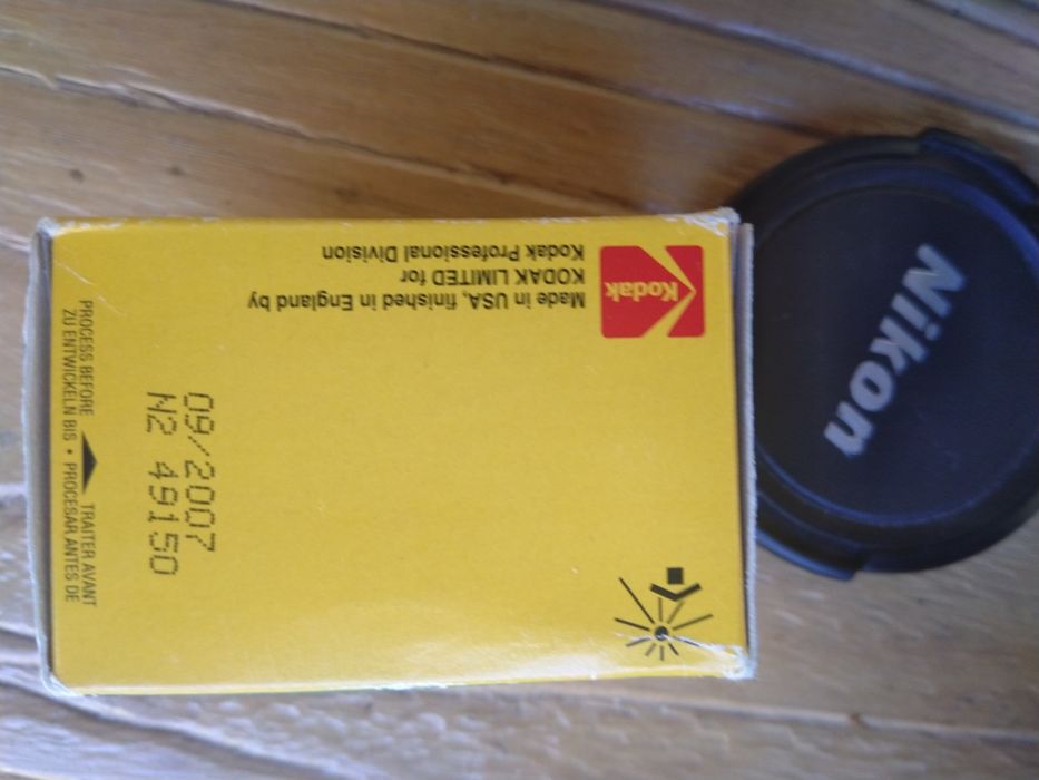 Nikon F60 com teleobjetiva, filtros, rolos