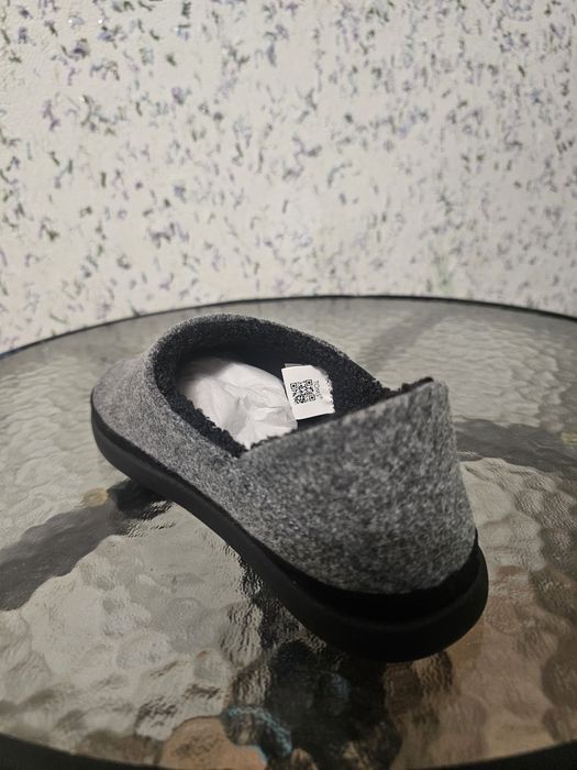 "Продаются новые тапочки Toms Ezra S