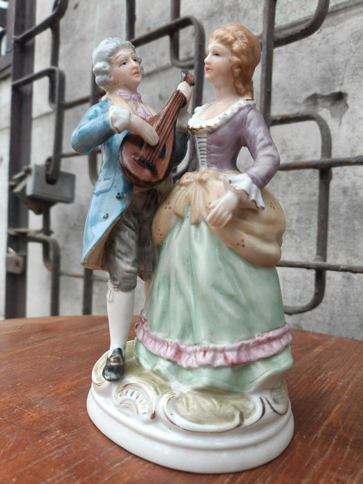 Stara porcelanowa figurka para dworska Hertwig