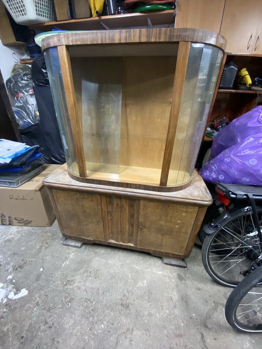 Zestaw drewnianych mebli kredens