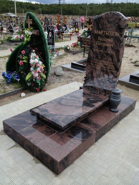 Памʼятники з граніту та мармуру.