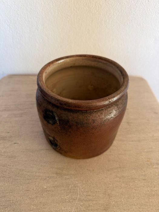 Pote antigo em grés castanho, 12 cm de diâmetro e 12 cm de altura.