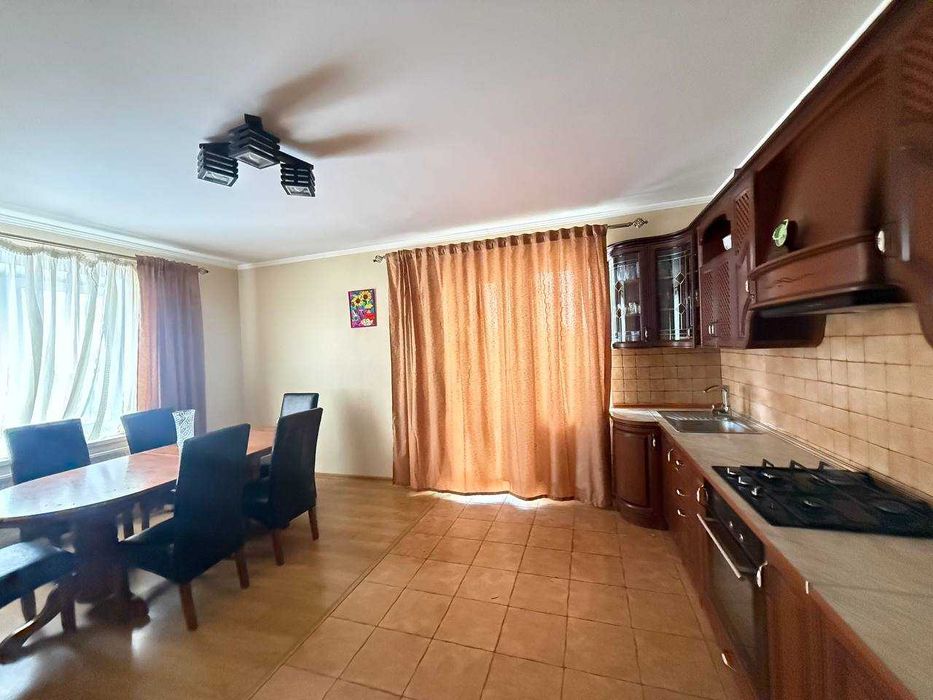 Пропонується на продаж будинок двоповерховий з ремонтом площею 217 кв.м гарний смтан, спокійне місце, гараж, ціна нижче ринкової за 1 кв.м