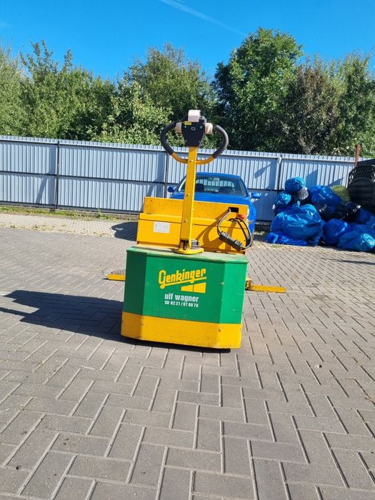 Wózek elektryczny do przestawiania pojazdów