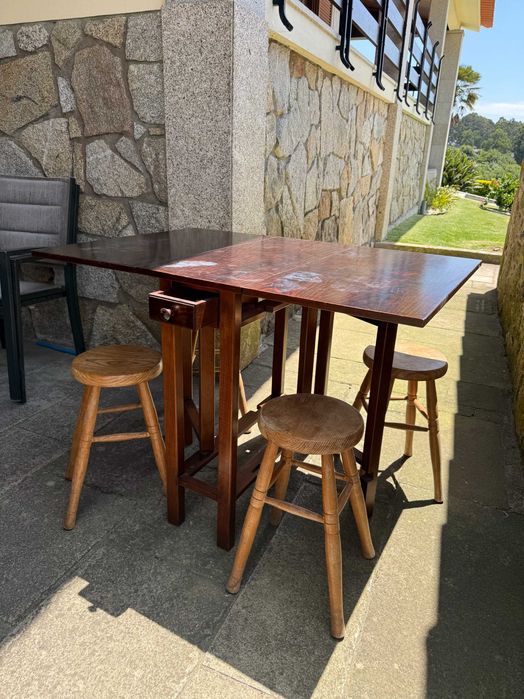 Mesa de madeira rebatível e quatro bancos