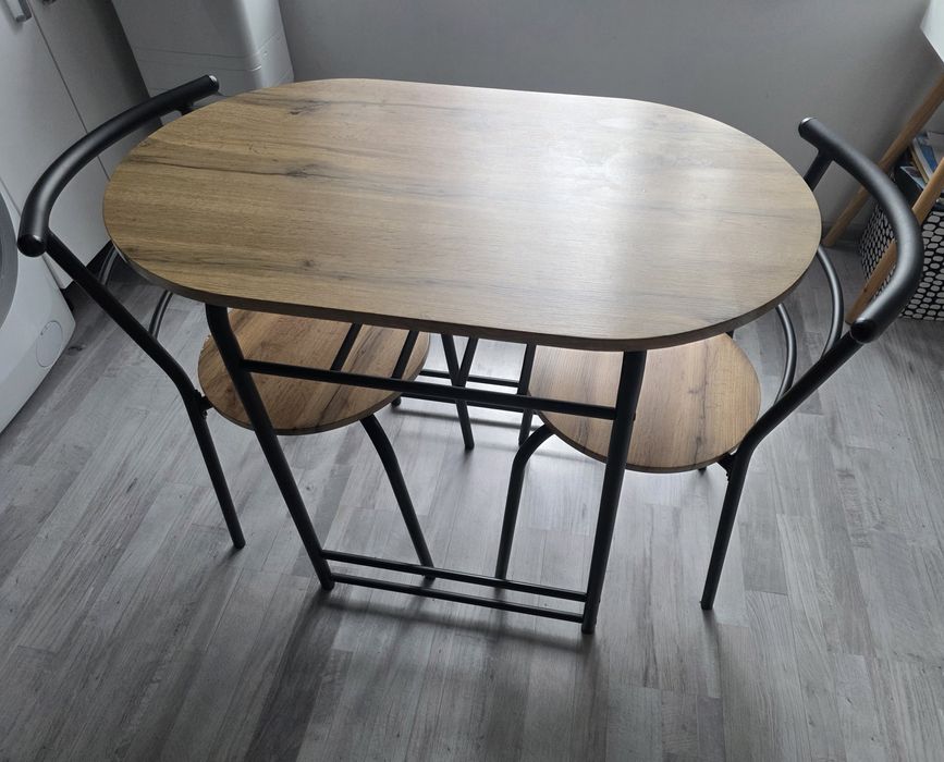 Stolik i dwa krzesła