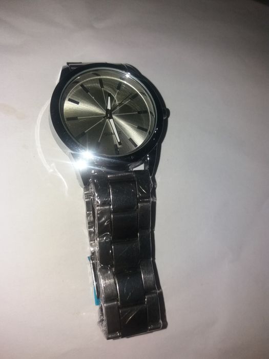 Relógio prateado novo