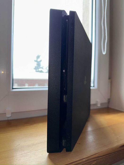Play Station 4 1TB + 2PADy ze stacją ładującą