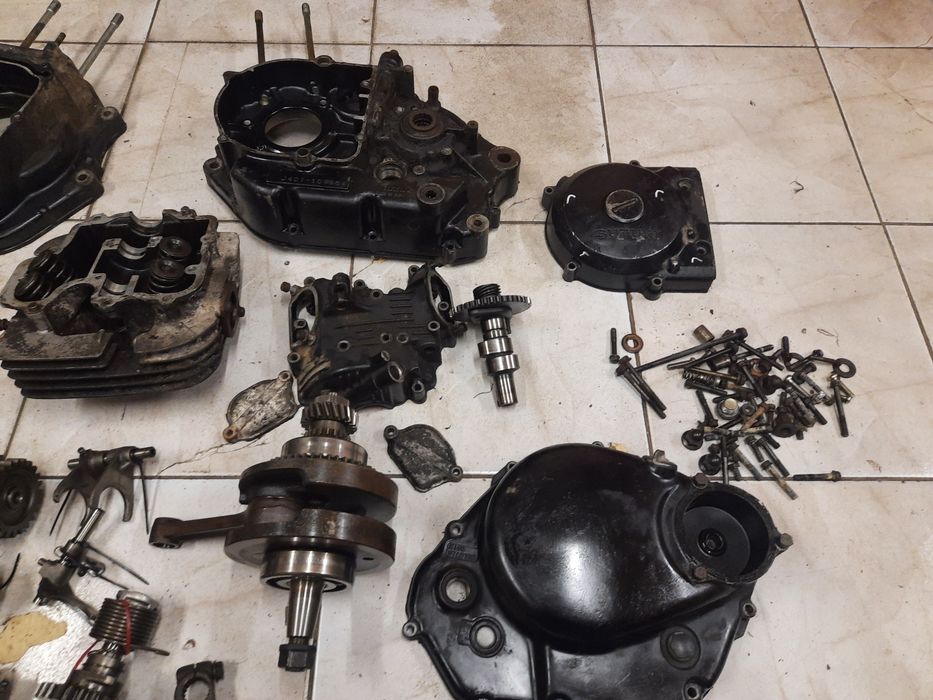 Suzuki DR 250 silnik części cylinder głowica skrzynia kopka kapa pompa