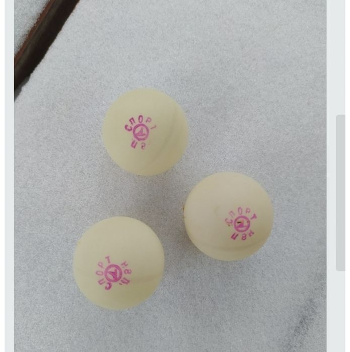 Шарік тенісний і волан для бадмінтона