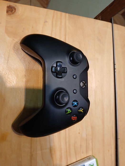 Xbox One 1708 pad + gra Zoo Tycoon