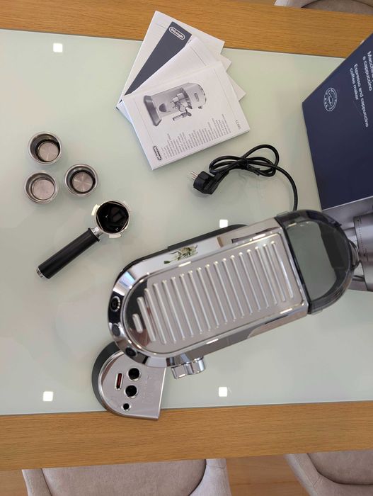 Máquina de café DeLonghi "Dedica" Style
