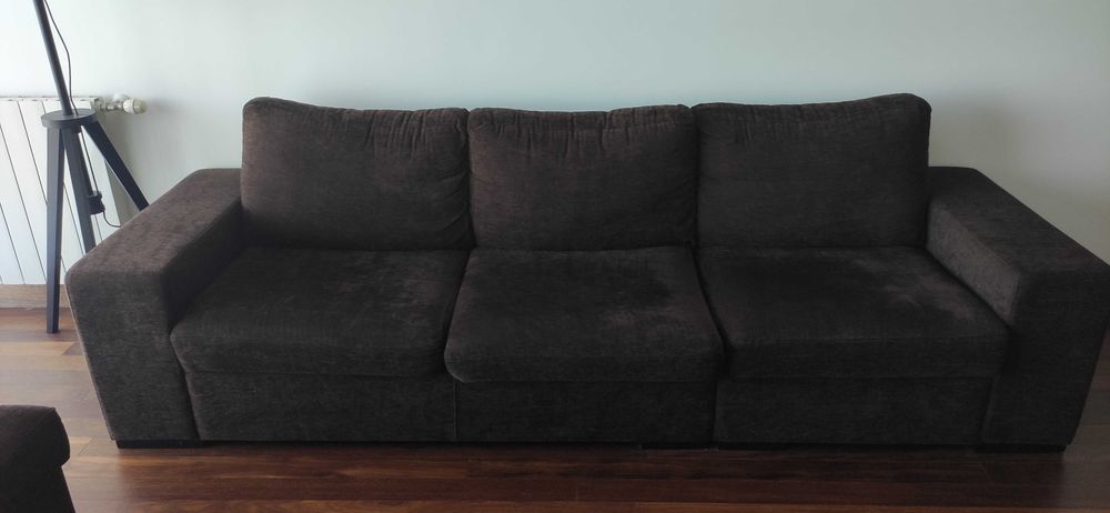 Sofá em tecido castanho + puff