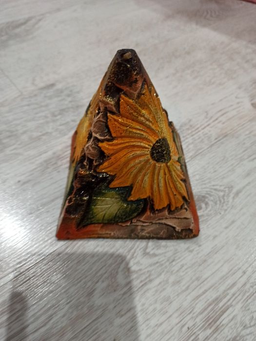 Świeca piramida ręcznie robiona