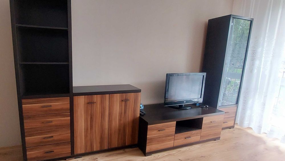 Komplet mebli salonowych (Meblościanka + Rozkładany Stół z 4 krzesłami)