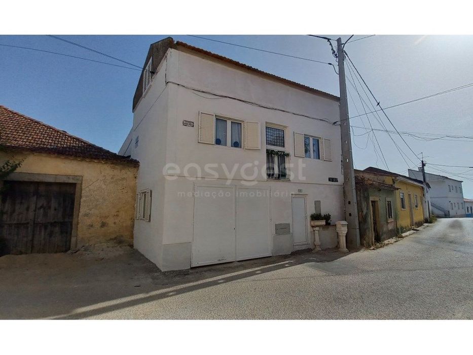 Moradia com garagem e logradouro em Madalena, Tomar.